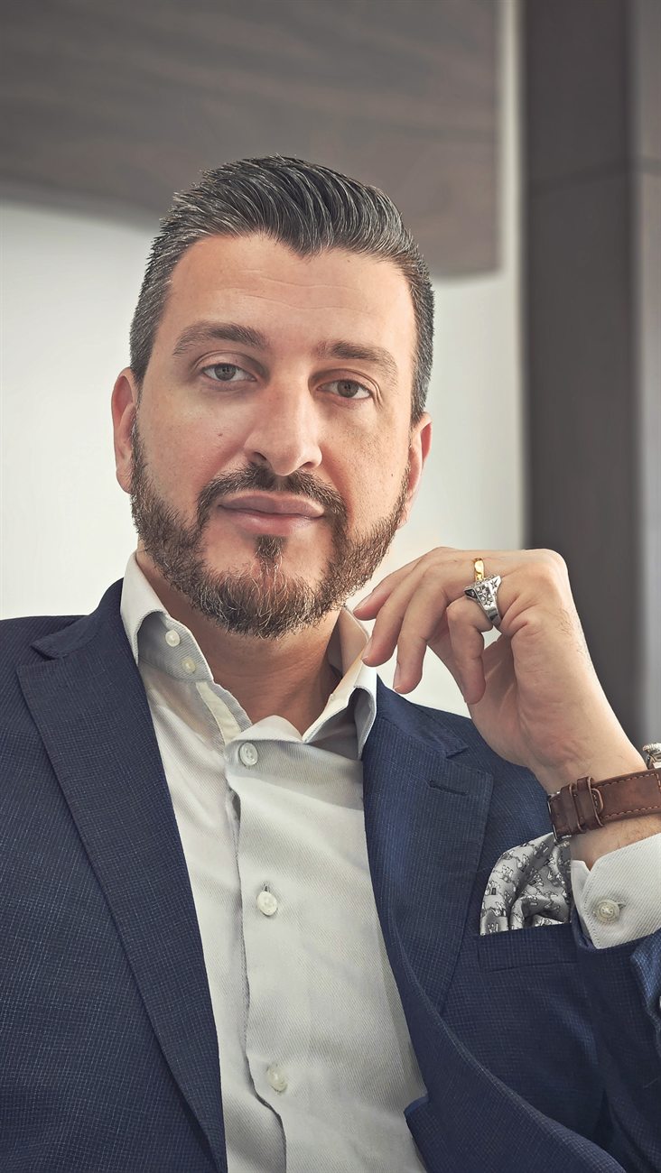 Dr. Omar Fabbro, odontoiatra estetico e restaurativo italiano e fondatore di Atelier Fabbro a Dubai